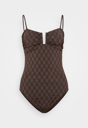 Maillot de bain une pièce marron avec un motif texturé d'initiales entrelacées, présentant des bretelles fines ajustables et un décolleté en V.