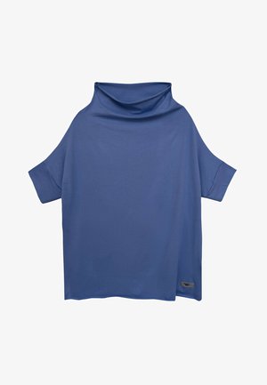 Luźna bluzka z krótkim rękawem o drapowanym dekolcie w jednolitym niebieskim kolorze. Posiada małą naszywkę z logo na dolnym brzegu, gładka tekstura.