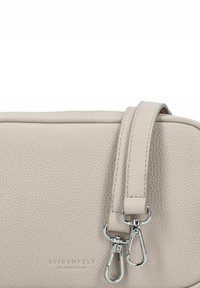 Hellgraue, strukturierte Lederhandtasche mit glatter Oberfläche, ausgestattet mit einem abnehmbaren Tragegurt und silbernen Metallakzenten.