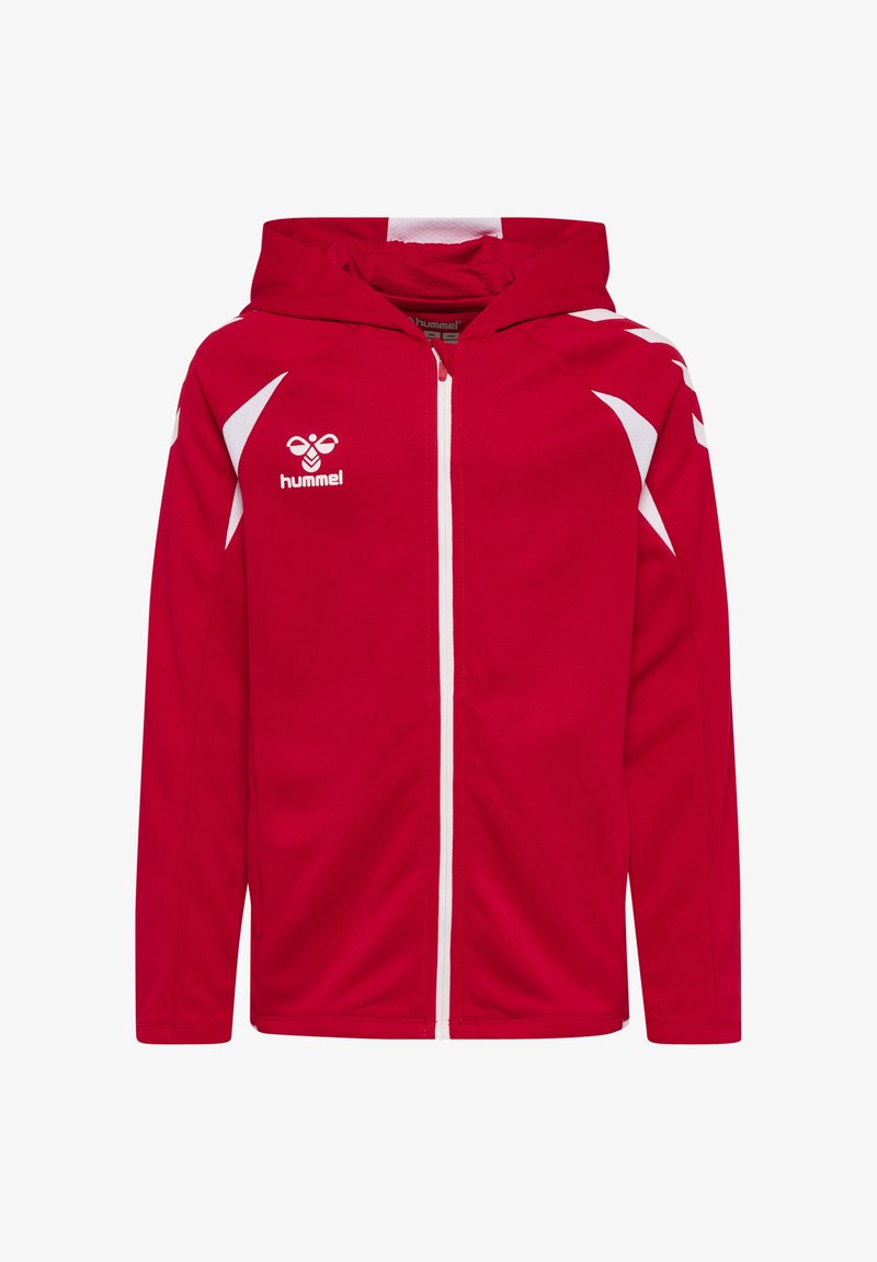 Veste rouge à capuche avec fermeture éclair, ornée de détails blancs sur les épaules et la fermeture éclair, avec un logo "hummel" blanc sur la poitrine.