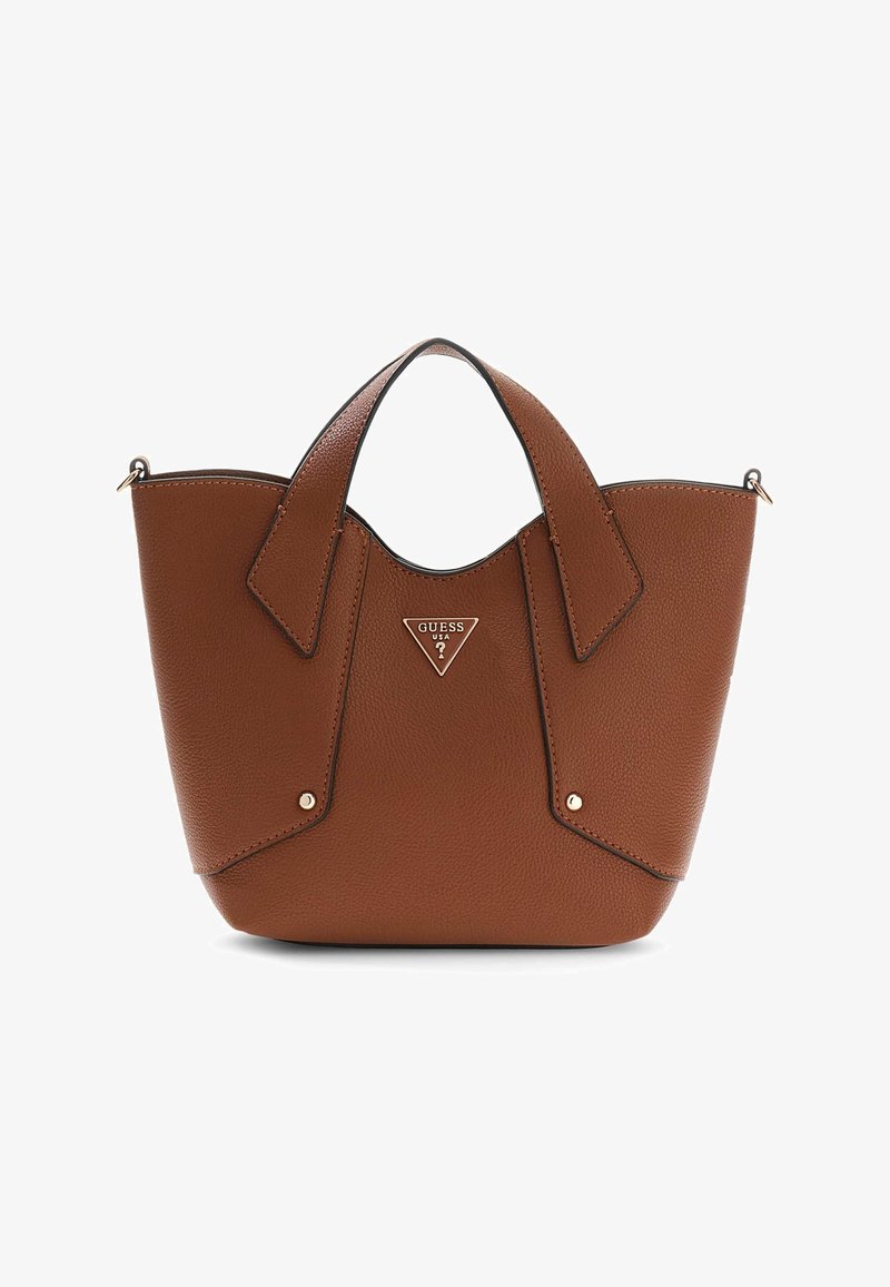 Sac cabas Guess en cuir grainé marron avec deux poignées, plaque logo triangulaire et détails en rivets dorés sur le devant.