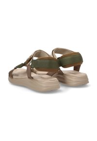 Sandalias marrones y verde oliva con plantilla acolchada, correas ajustables y una suela ligera y texturizada. Presentan acentos de hardware resistentes.