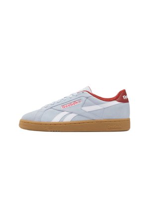 Sneaker Reebok azzurro chiaro con strisce bianche, suola in gomma, fodera interna rossa e logo Reebok sul lato e sul tallone.