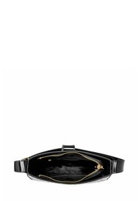 Czarna torebka z lakierowanej skóry z złotym zamkiem, otwarta, aby pokazać pusty wnętrze i regulowany pasek ułożony płasko.