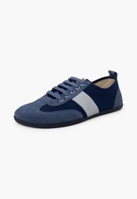 Chaussure décontractée bleu marine à lacets avec bande latérale gris clair, panneaux en suède et mesh, et semelle noire fine.