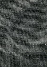 Tessuto testurizzato in una gamma di colori grigio scuro e nero; presenta un motivo a tessitura fitta con fili visibili per aggiungere profondità.