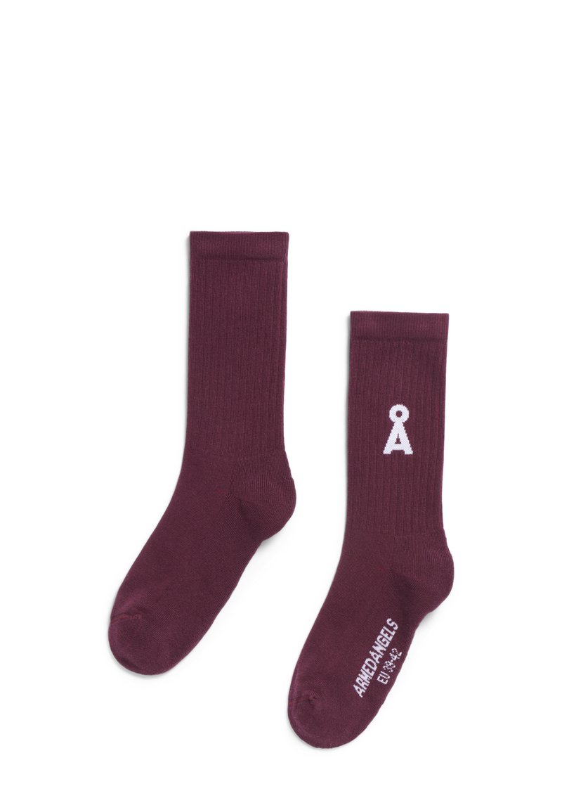 Ein Paar kastanienbraune Crew-Socken mit gerippter Textur, wobei eine Socke ein weißes Logo an der Wade und den Markennamen mit Größe auf der Sohle zeigt.