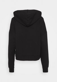 Sudadera corta negra hecha de tela suave. Presenta una capucha espaciosa y puños acanalados. La parte posterior muestra un diseño simple y sin adornos.