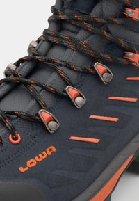 Dunkelblaue Wanderstiefel mit orangefarbenen Akzenten, ausgestattet mit strukturiertem Synthetikmaterial, kontrastierenden Schnürsenkeln und metallischen Ösen für Langlebigkeit.