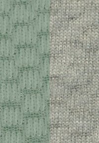 Zwei Stoffproben: Links in hellgrün mit strukturiertem Muster, rechts in hellgrau mit glatter, feiner Stricktextur.