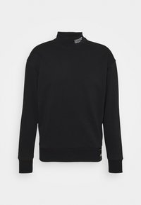 Sudadera negra con cuello alto, mangas largas, puños acanalados y dobladillo recto. Fabricada con un tejido suave y texturizado, cuenta con una etiqueta en el cuello.