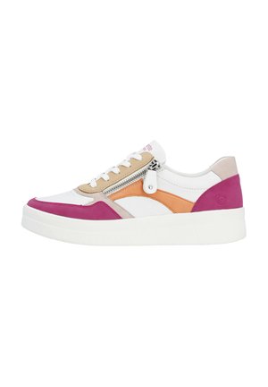 Basket en cuir avec une base blanche, ornée d'accents roses, beiges et orange. Comprend une fermeture éclair sur le côté et une semelle blanche texturée.