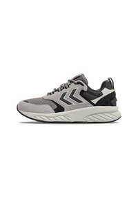 Scarpe sportive grigie con tessuto in rete e tessuto testurizzato, dotate di accenti neri, una suola bianca spessa e un distintivo logo a chevron sul lato.