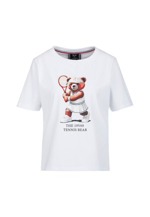 Weißes T-Shirt mit einer Grafik eines Bären in Tennisbekleidung, der einen Schläger hält, darunter die Aufschrift "THE 19V69 TENNIS BEAR".
