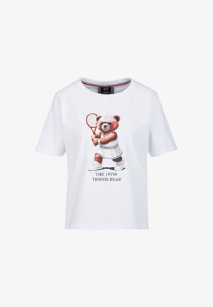 Wit T-shirt met een afbeelding van een beer in tennisoutfit die een racket vasthoudt, met daaronder de tekst "THE 19V69 TENNIS BEAR".