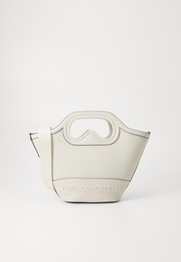Bijela kožna torba s definiranim oblikom, istaknutom ručkom i utisnutim logom 'KARL LAGERFELD' sprijeda. Sadrži odvojivi remen za rame.