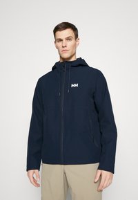 Chaqueta con capucha de color azul marino, con cremallera frontal, que presenta un logo en el lado izquierdo del pecho y bolsillos laterales, fabricada con un material suave y ligero.
