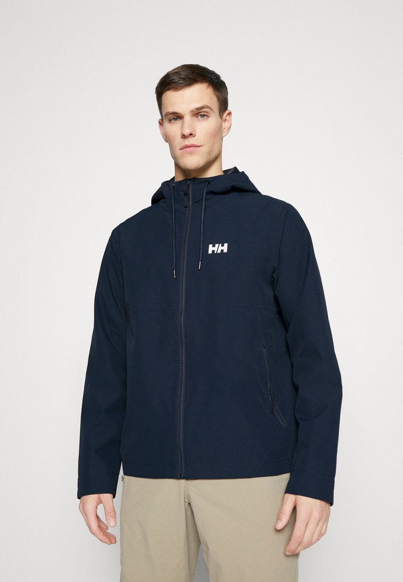 Chaqueta con capucha de color azul marino, con cremallera frontal, que presenta un logo en el lado izquierdo del pecho y bolsillos laterales, fabricada con un material suave y ligero.