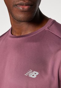 New Balance ESSENTIALS - T-skjorte til trening - faded plum