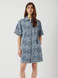 Šviesiai mėlynas džinsinis suknelės tipo marškiniai su gėlių raštu, trumpomis rankovėmis, mygtukų uždarymu ir šoninėmis kišenėmis. Minkšta tekstūra ir laisvas siluetas.