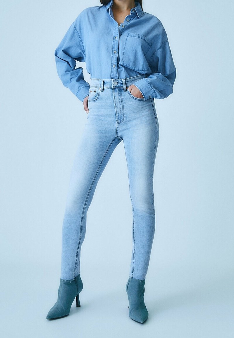 Stradivarius Vaqueros pitillo - light-blue denim