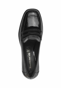 Scarpa in vernice nera con superficie liscia e lucida; punta arrotondata; fascetta imbottita sulla parte anteriore; dettagli testurizzati lungo i lati.