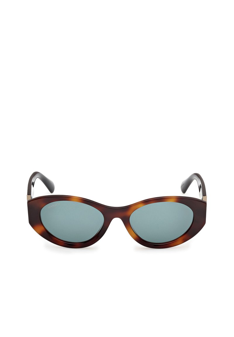 Gafas de sol en forma de ojo de gato de carey con lentes de tono azul y puntas de patilla negras y estilizadas. Cuenta con finos acentos de metal en las bisagras.