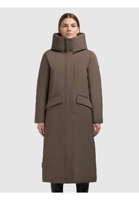 Geacă lungă matlasată maro cu guler înalt, fermoar frontal, două buzunare aplicate și o siluetă dreaptă. Confecționată dintr-un material neted, izolant.