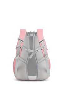 Zaino grigio e rosa con schienale in rete imbottita, spallacci regolabili e una cinghia di supporto centrale. Presenta un design moderno e snello.
