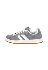 Zapatillas de ante gris con rayas y cordones blancos, que cuentan con una suela de goma blanca y una suela exterior de goma marrón. Diseño minimalista con detalles perforados.
