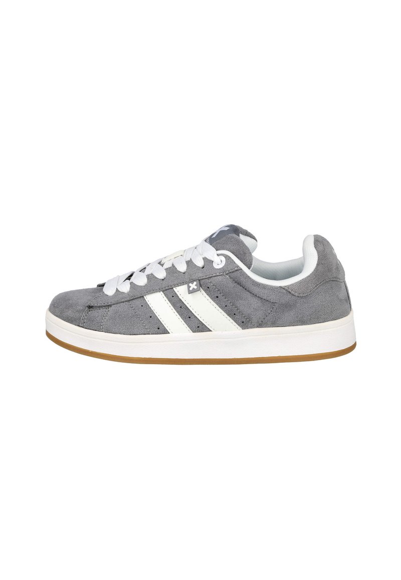 Zapatillas de ante gris con rayas y cordones blancos, que cuentan con una suela de goma blanca y una suela exterior de goma marrón. Diseño minimalista con detalles perforados.