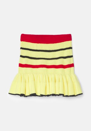 Gonna in maglia gialla con strisce rosse, nere e grigio scuro. Presenta un orlo arricciato e una texture a coste in vita.