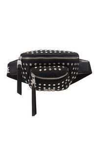 Marsupio nero con dettagli in argento borchiati, due scomparti con zip, tracolla piatta e un logo laterale. Materiale testurizzato.