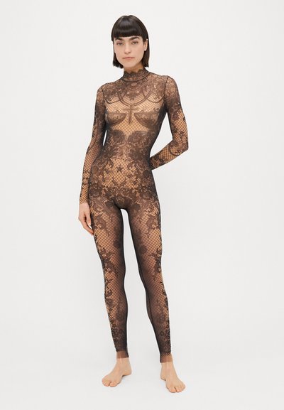 Zwarte kant bodysuit met lange mouwen, hoge hals, ingewikkelde bloemenpatronen en visnettextuur. Strak aansluitend ontwerp benadrukt de vorm.