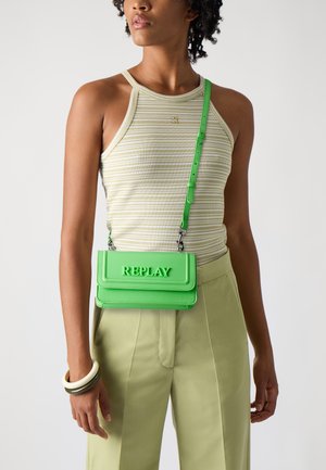 Borsa a tracolla in eco-pelle verde vegana con logo "REPLAY" in rilievo, forma rettangolare, tracolla regolabile e dettagli in metallo.