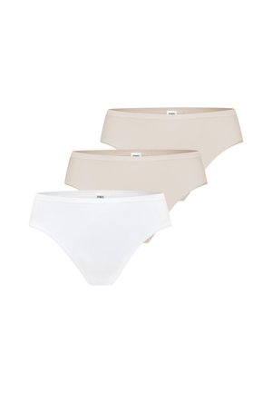 Trois culottes pour femmes en couleurs unies, deux beige et une blanche, disposées en pile décalée sur fond blanc.