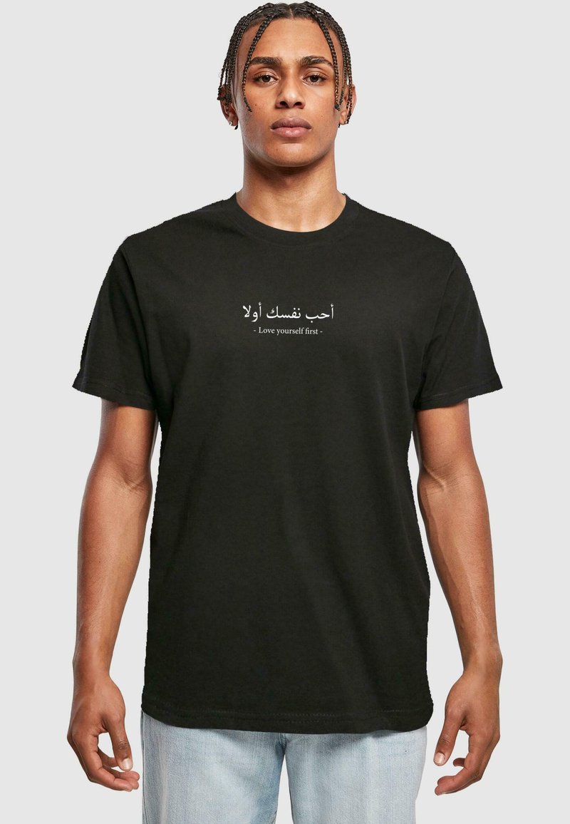 Merchcode MÄNNER LOVE YOURSELF FIRST - T-shirt print - black