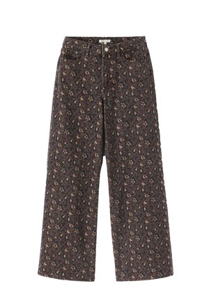 Jean à jambes larges en tissu brun texturé avec un motif léopard. Comprend un design à cinq poches et une fermeture à bouton métallique.