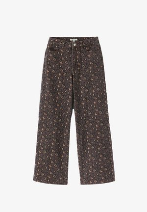 Jean à jambes larges en tissu brun texturé avec un motif léopard. Comprend un design à cinq poches et une fermeture à bouton métallique.