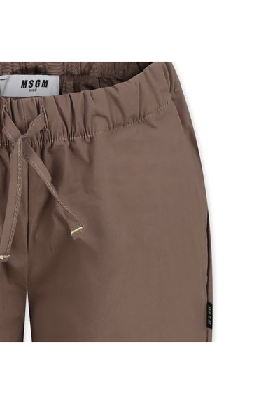 Pantaloni corti marroni con elastico in vita e cordino. Realizzati in tessuto leggero, presentano tasche laterali e una piccola etichetta del marchio sul lato.