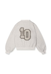 Sweatshirt en polaire gris avec un col rond, des manches longues bouffantes et un grand numéro "10" imprimé dans le dos avec le mot "AUJOURD'HUI" au-dessus.