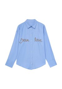 Camisa de manga larga azul claro hecha de tela, con un cierre frontal de botones y el texto "Querido amor" en piedras brillantes en el pecho.