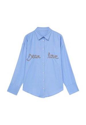 Camisa de manga larga azul claro hecha de tela, con un cierre frontal de botones y el texto "Querido amor" en piedras brillantes en el pecho.