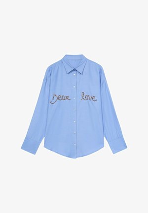Himmelblaues Langarmhemd aus Stoff mit klassischem Kragen und Knopfleiste, verziert mit dem Text "Dear love" aus Strasssteinen auf der Brust.