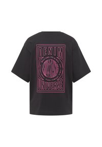 Černé oversized tričko vyrobené z bavlny s velkým růžovým grafickým designem s textem, umístěným ve středu na zadní straně. Krátké rukávy.