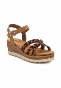 Sandalias de cuña con estampado de leopardo, parte superior de ante, tiras cruzadas marrones, correa ajustable en el tobillo y una suela gruesa de color crema.