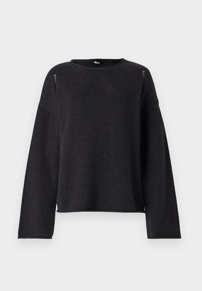 Suéter preto tricotado com gola redonda, mangas longas e um ajuste descontraído. Apresenta detalhes discretos nas costuras dos ombros e na bainha.