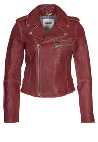 Röd läderbikerjacka med en asymmetrisk framsöm, axelremmar och flera fickor med dragkedja; slät textur och figursydd design.