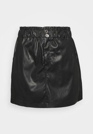 Jupe en cuir noir avec une taille haute et une ceinture froncée, dotée de deux boutons-pression argentés et d'une texture lisse légèrement brillante.