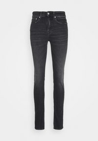 Jeans negros ajustados con detalles deslavados, estilo de cinco bolsillos y cierre con botón sobre un fondo blanco.